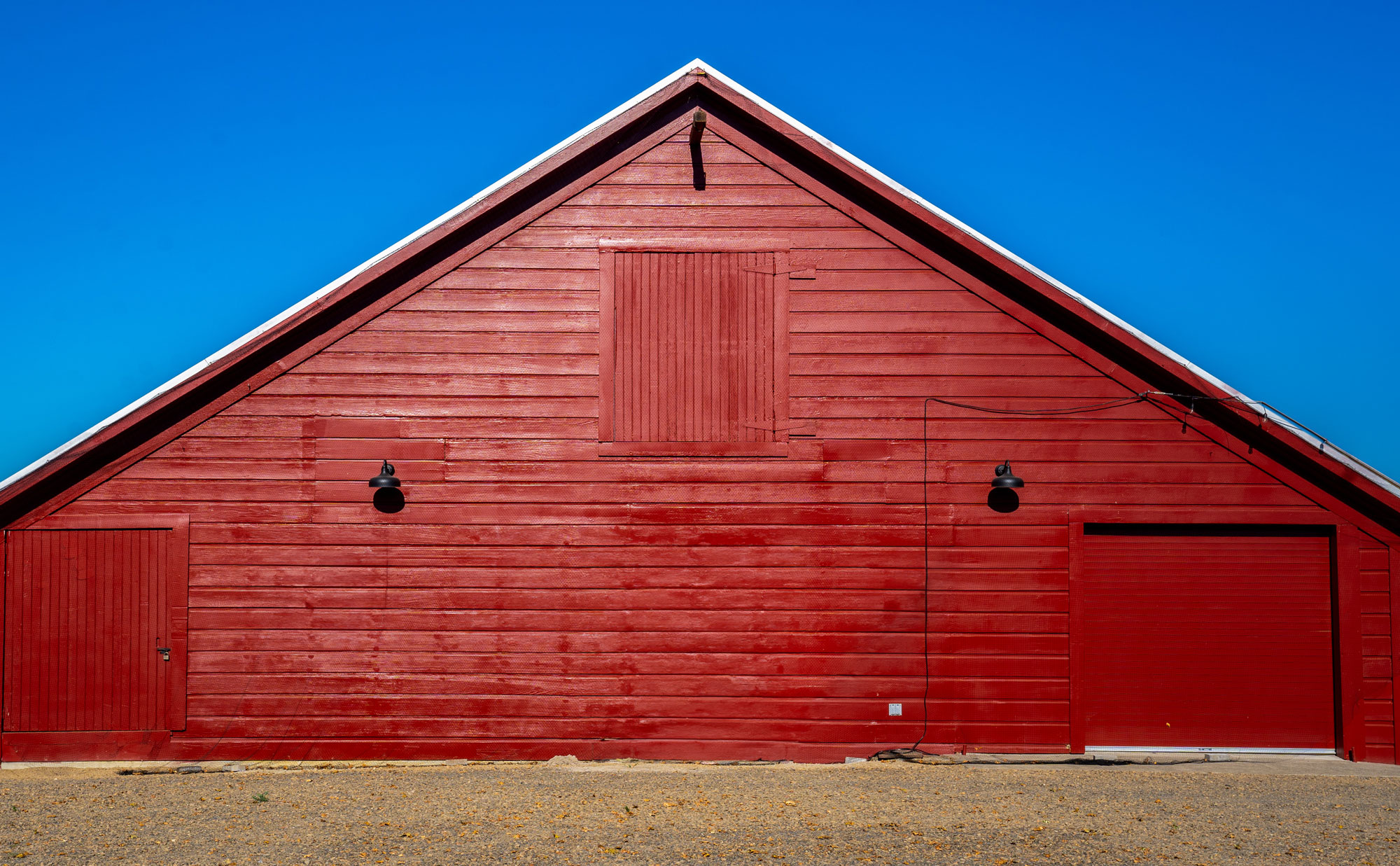 red barn at alberigi vineyard